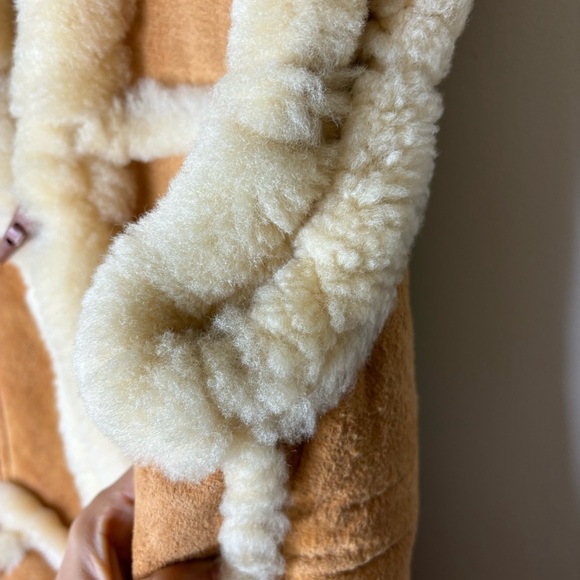 Vintage shearling unisex vest coat with pockets & toggle closure - Picture 6 of 14